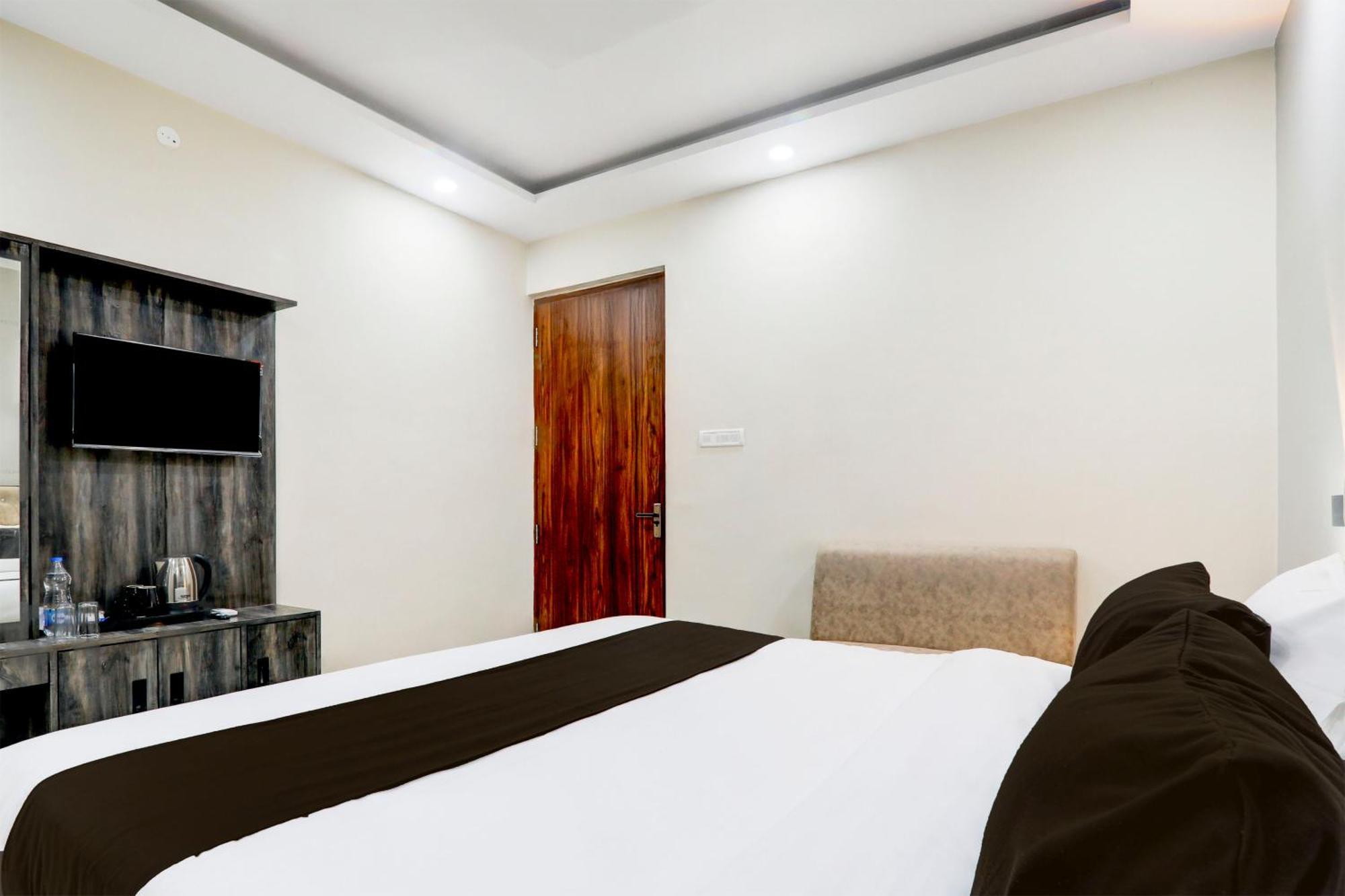 Отель Super Townhouse Gls International Лакхнау Экстерьер фото